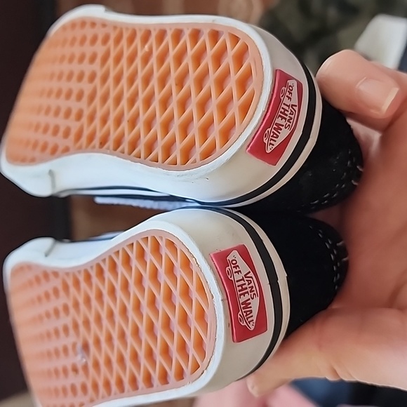 Vans - Picture 5 of 7